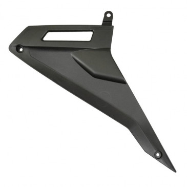 CACHE LATERAL GAUCHE ORIGINE DERBI 50 SENDA 2018>/ GILERA 50 SMT, RCR 2018> -2B004328-