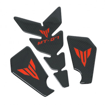 PROTECTION DE RESERVOIR MOTO POUR YAMAHA 700 MT-07 CARBONE AVEC MOTIF ROUGE (AUTOCOLLANT) (3 PIECES) -AVOC- 3700948235072