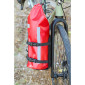 SACOCHE DE FOURCHE VELO ZEFAL Z ADVENTURE DRY BAG ROUGE ETANCHE FIXATION SANGLES AUTO-AGRIPPANTES / CLIPS (Lg36,5cmxD15 - 6LITRES) CHARGE MAXI 2.5kgs (SUPPORT FIXATION NON INCLUS REF: 199763) 3420586603155