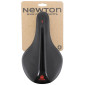 SELLE NEWTON JUNIOR ICHNOS RACING NOIR DECO ROUGE 236X139MM RAIL ACIER 3700948300497