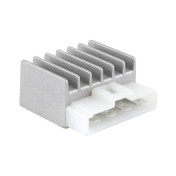 REGULATEUR DE TENSION SCOOT ADAPTABLE MBK 50 BOOSTER 1990>2003, NITRO 1997>2003 / YAMAHA BWS 1990>2003, AEROX 1997>2003 / MALAGUTI F10 1992>2002, F12 1994>2002 (CONNECTEUR BLANC 4 FICHES) -P2R- 8057570062121